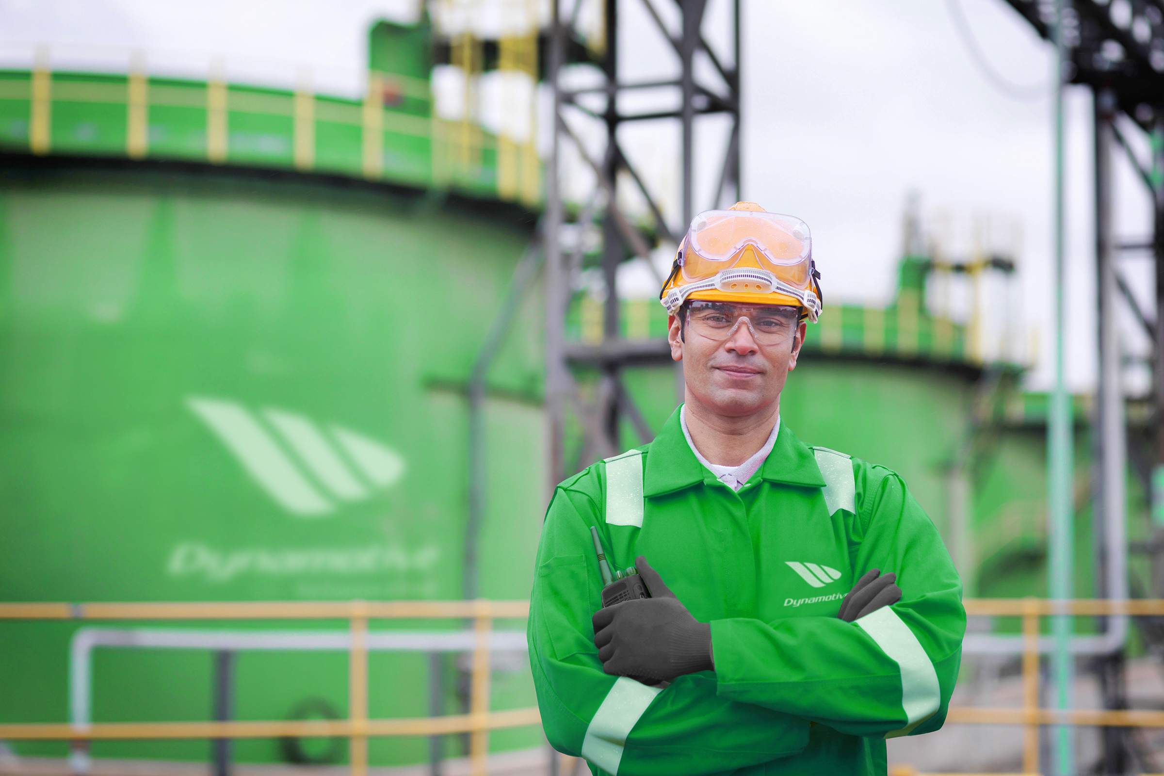 BWG5B6 Worker in front of oil tank